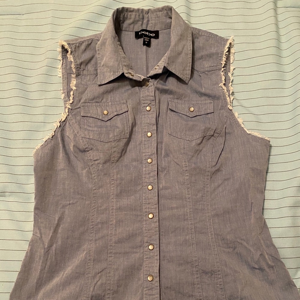 Women’s sleeveless Bebe shirt
